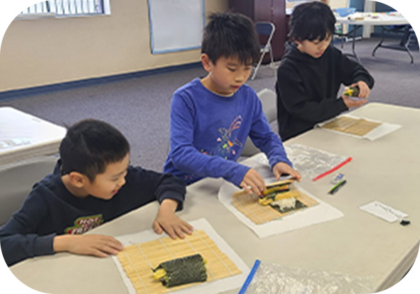 海苔巻きを作る男の子たち